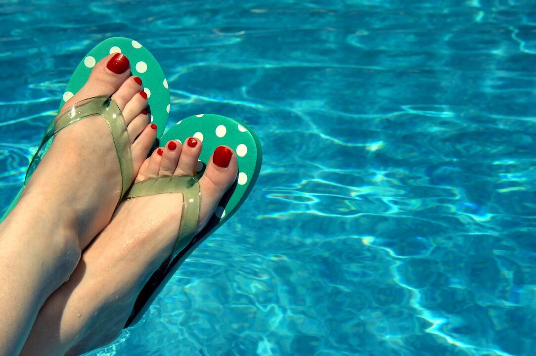 usar zapatos na piscina para evitar fungos