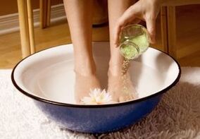 Para as persoas con fungos nas unhas dos pés, é útil tomar baños con vinagre e sal. 