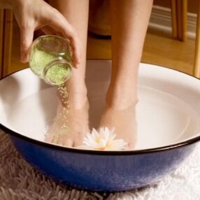 Durante o tratamento de fungos, cómpre lavar os pés con frecuencia. 