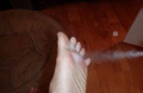 tratamento en aerosol do pé afectado polo fungo